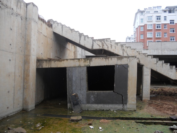 （2011年）平邑明德花園超市（地下），因地下水位變化導(dǎo)致框架梁、柱開裂